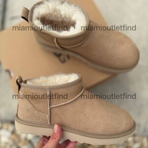 UGG Women’s Classic Mini Boots Light Color Size 7 New